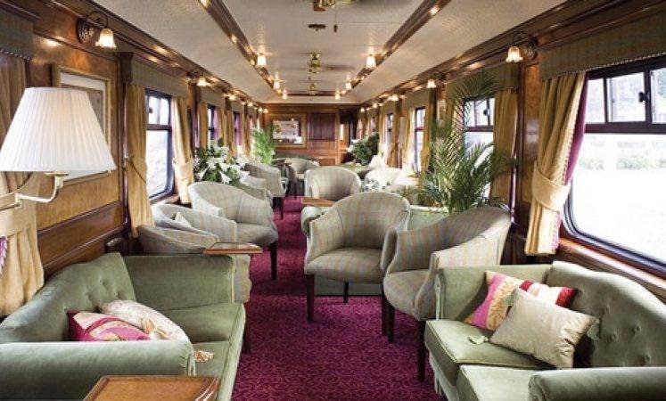 The lounge of the Royal Scotsman, with sofas and lamps