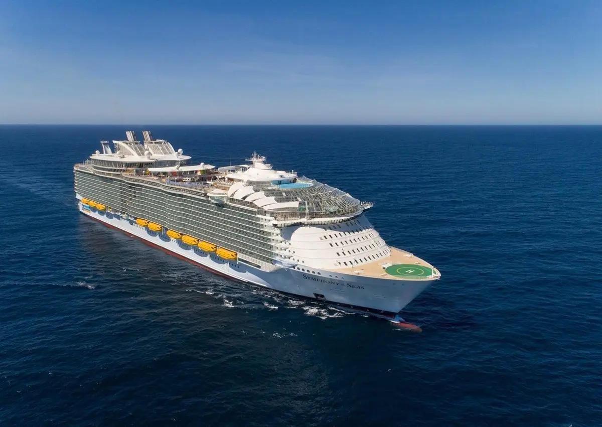 Symphony of the Seas, an Oasis-class ship, at sea